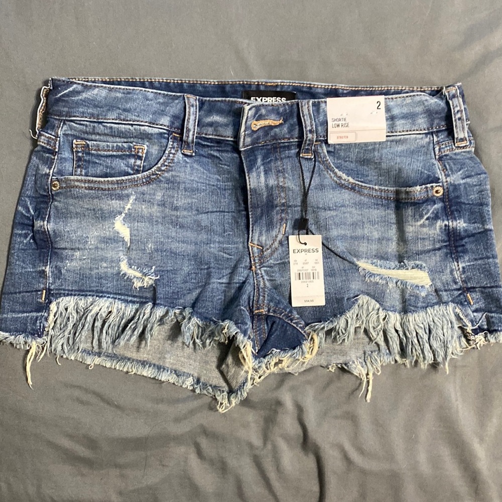 Express womens low rise shortie in size 2